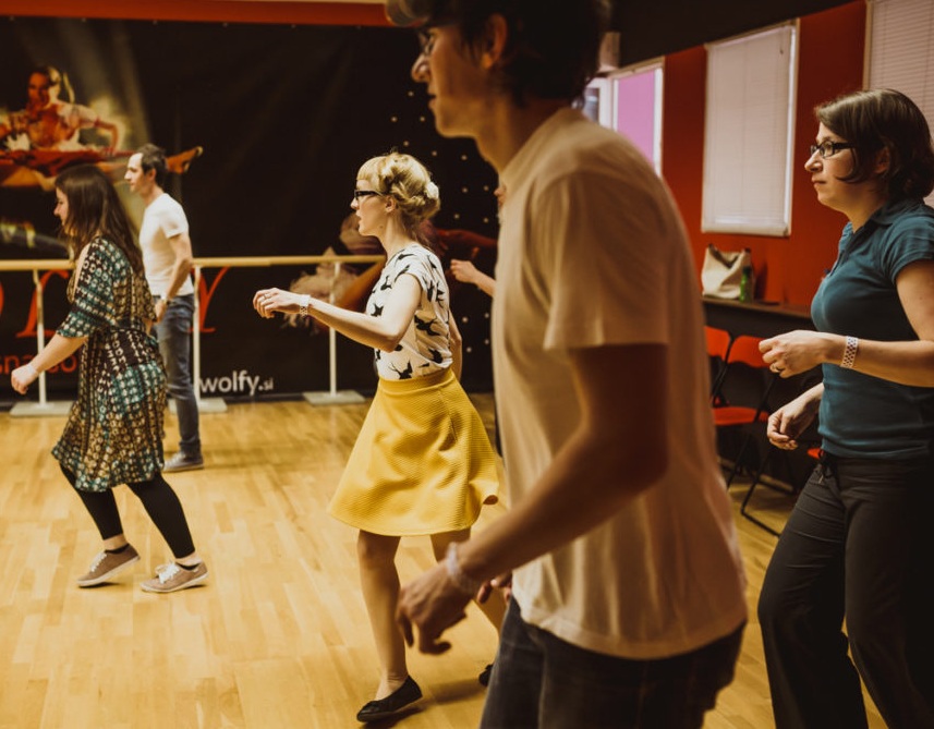 Nadaljevalni plesni tečaj lindy hop na delavnici Allthatswing